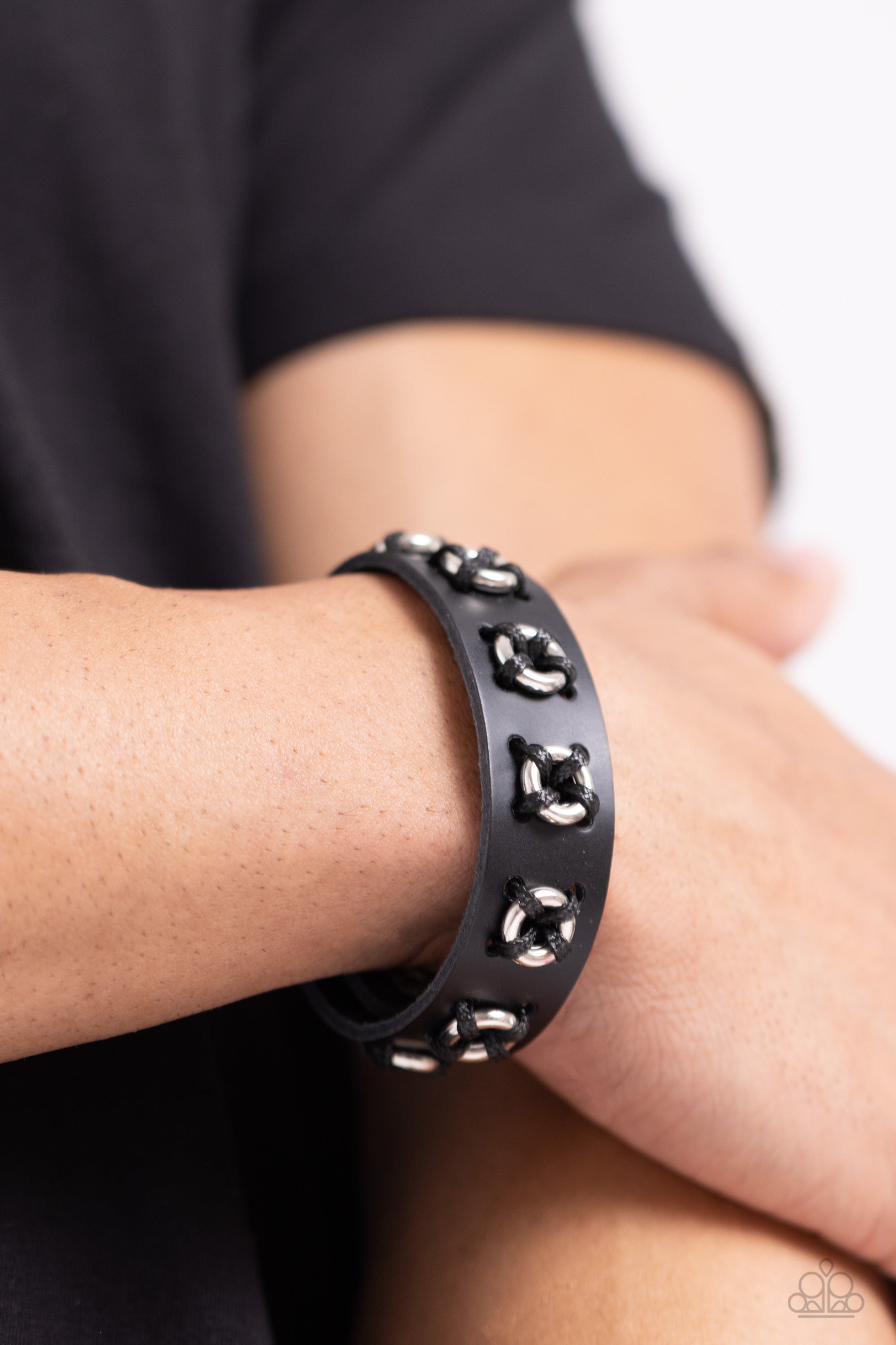 Rustic Ringleader - Black